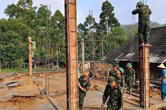 Chiến sĩ Trung đoàn 750 giúp xây nhà mới cho hộ người có công. (Ảnh: TUẤN SƠN).