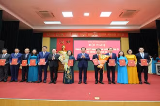 Lãnh đạo tỉnh Thái Nguyên tặng hoa chúc mừng các đồng chí được phân công giữ chức vụ lãnh đạo các Ban Xây dựng Đảng của Tỉnh uỷ. (Ảnh: HOÀNG ANH).