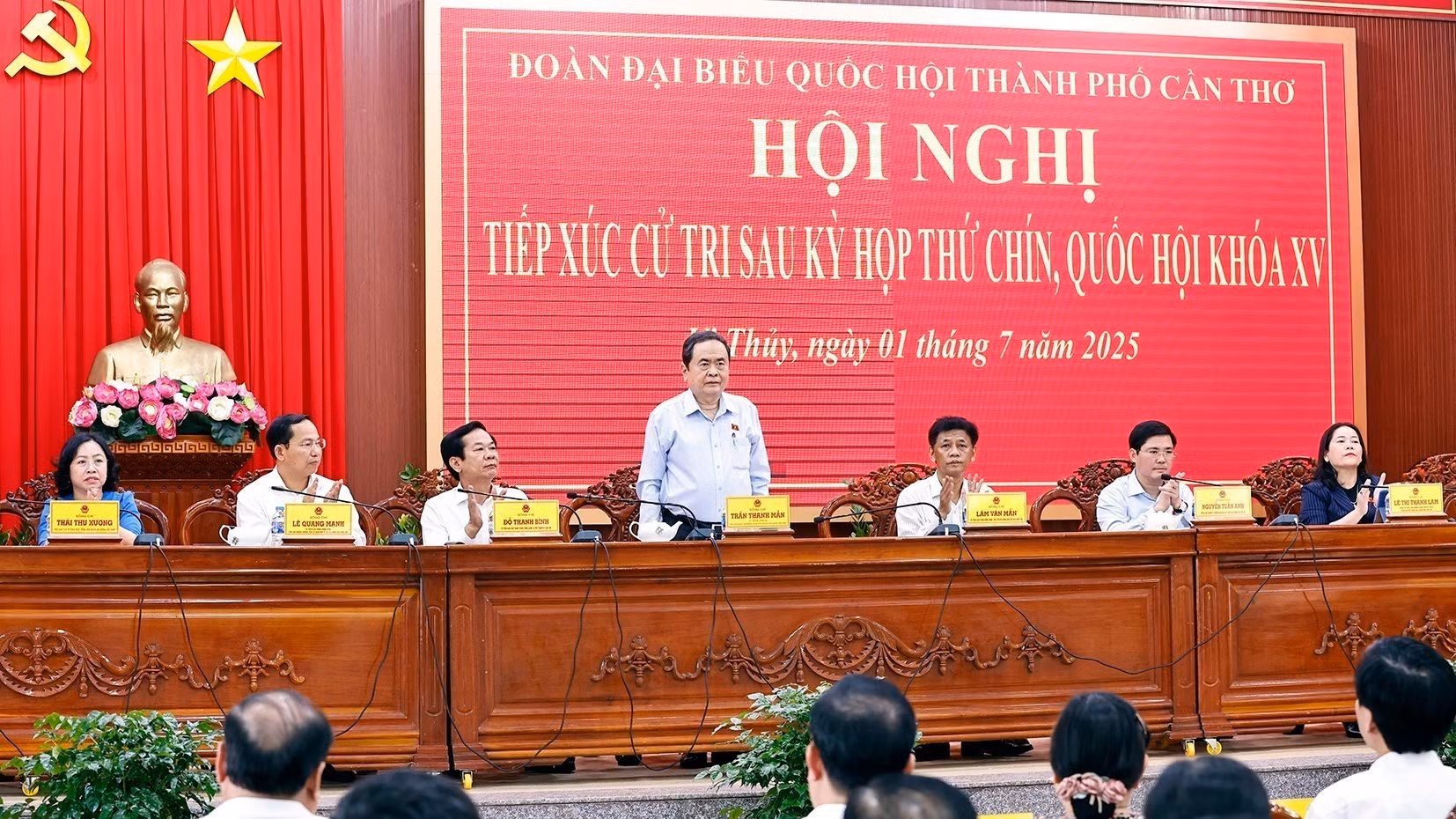 Chủ tịch Quốc hội Trần Thanh Mẫn tiếp xúc cử tri sau Kỳ họp thứ 9 tại Cần Thơ. (Ảnh: TTXVN)