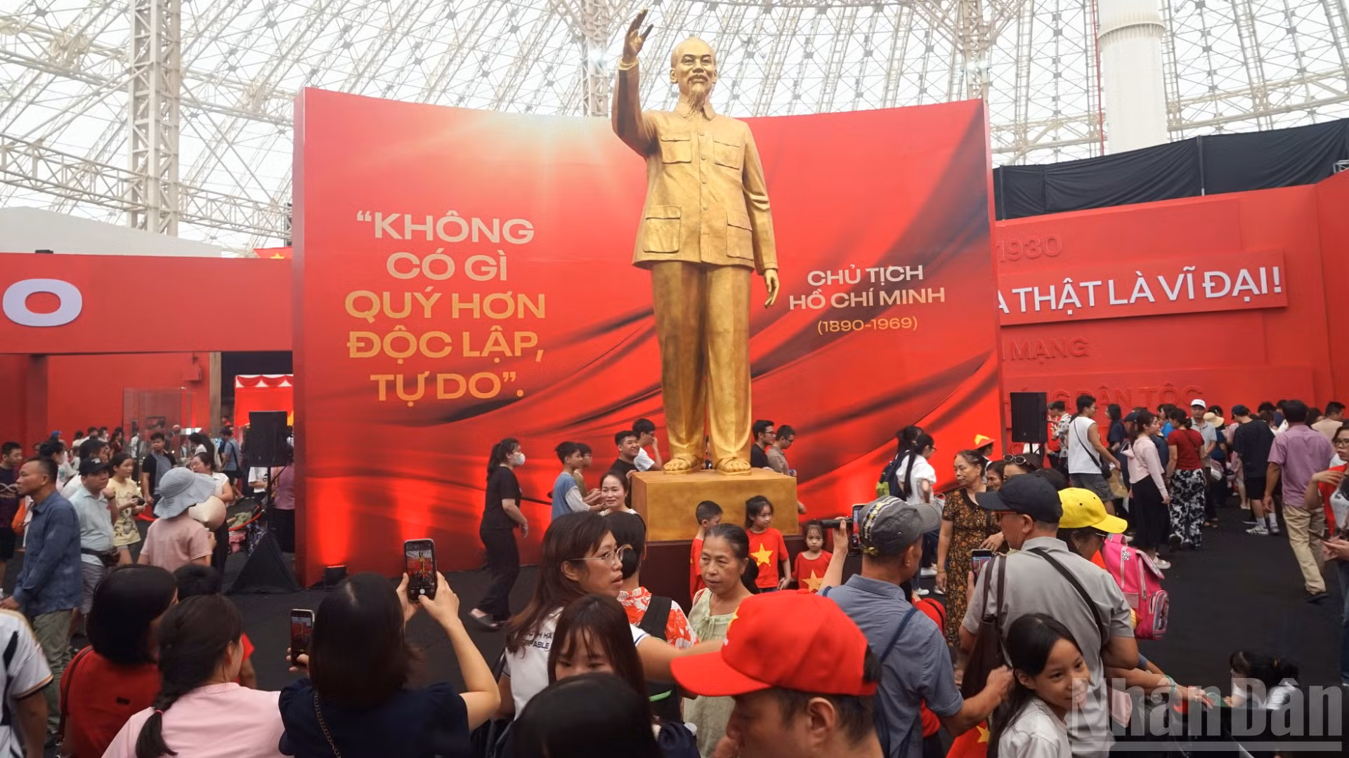 Triển lãm “95 năm Cờ Đảng soi đường” thu hút đông đảo khách tham quan, trải nghiệm, nhất là trong những ngày cuối tuần. (Ảnh: TRUNG HƯNG)