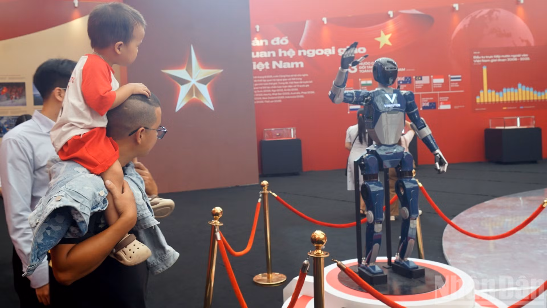 Mô hình robot hình người do VinMotion và VinRobotics phát triển trưng bày tại triển lãm thu hút đông đảo khách tham quan.