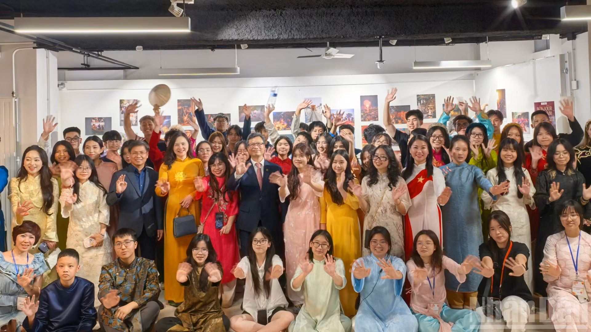 "Lễ hội "Xin chào Việt Nam - Bonjour Vietnam", một sáng kiến văn hóa của cộng đồng người Việt tại Pháp, đã cho thấy sức sống mạnh mẽ của văn hóa Việt Nam cũng như sự gắn bó sâu sắc của cộng đồng người Việt với quê hương, đất nước.