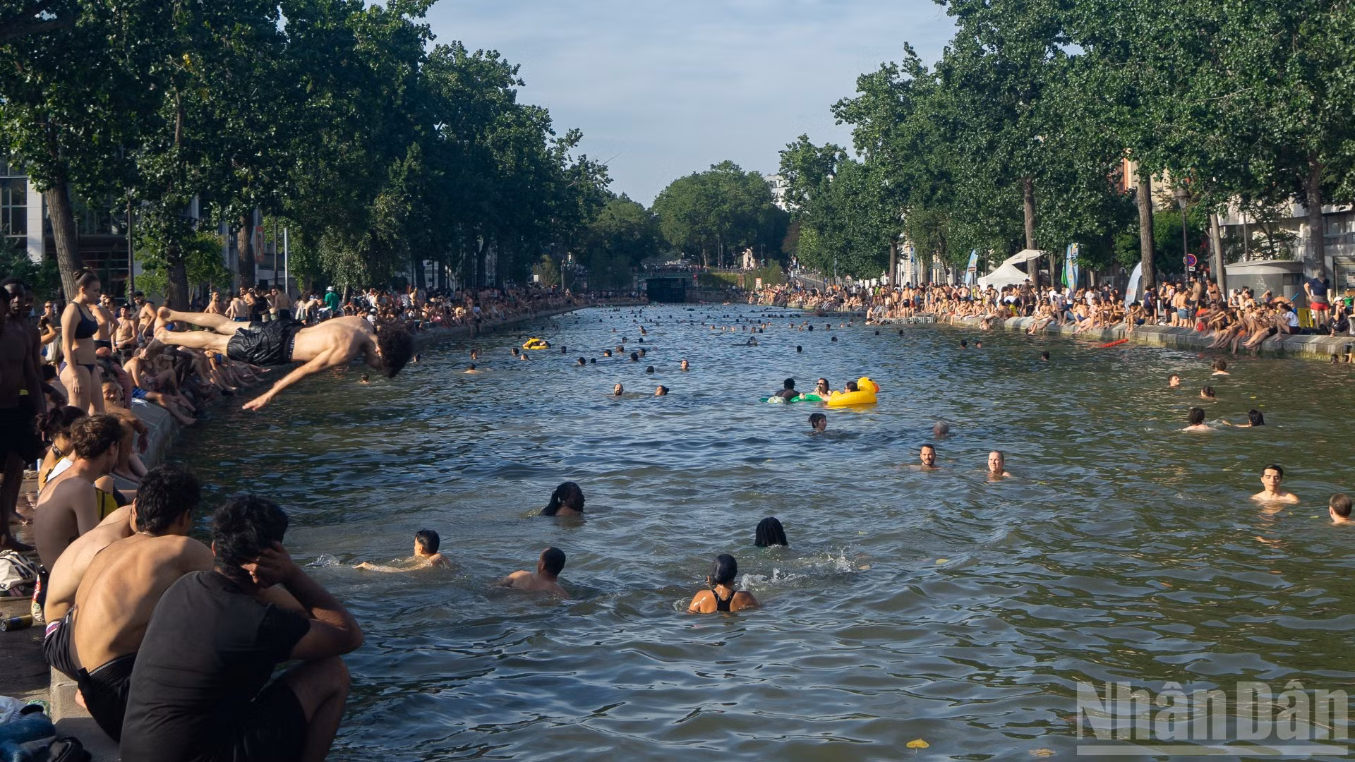 Kênh Saint-Martin ở Paris thu hút đông người dân và du khách tìm đến giải nhiệt giữa đợt nắng nóng bao trùm nước Pháp.