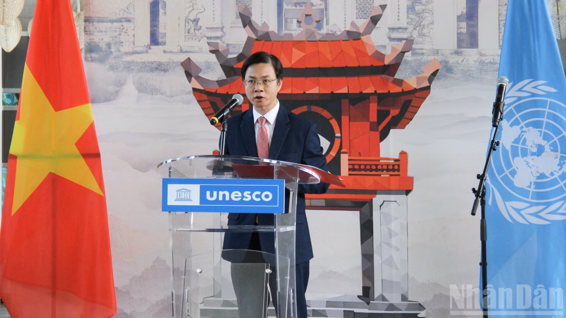 Thứ trưởng Ngoại giao Ngô Lê Văn, Chủ tịch Ủy ban Quốc gia Việt Nam về UNESCO phát biểu tại chương trình.