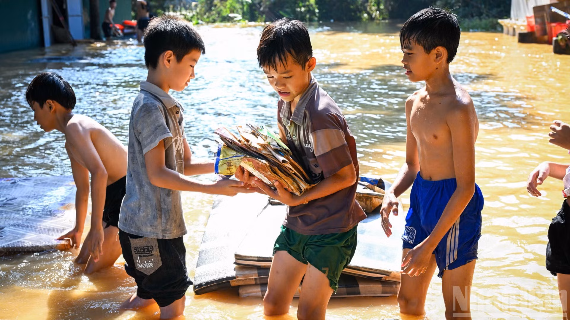Học sinh “phơi con chữ” nơi rốn lũ Lạng Sơn, háo hức chờ ngày trở lại lớp học.