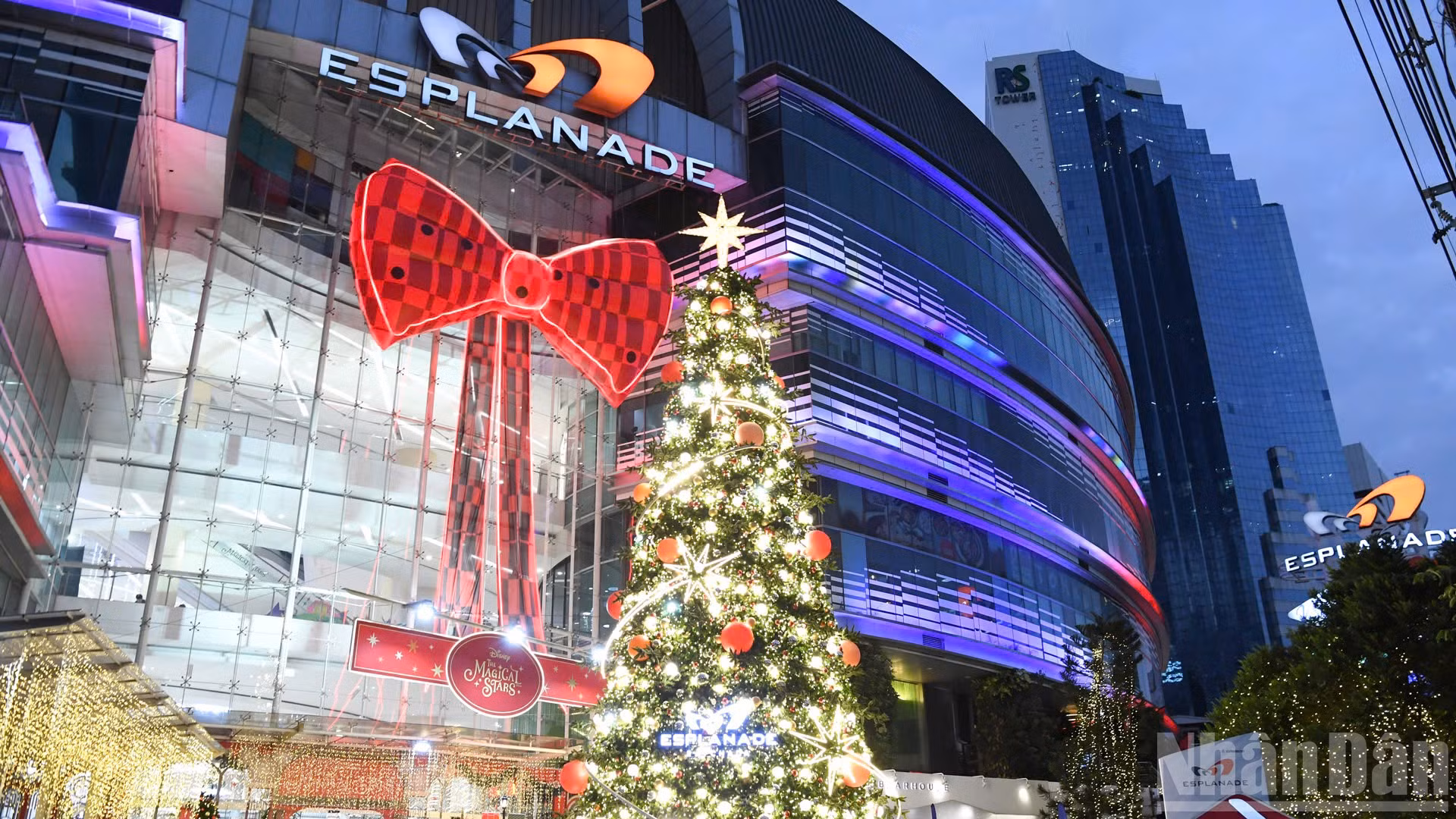 Từ đầu tháng đến nay, cây thông Noel tại hàng chục địa điểm tại Bangkok báo hiệu mùa Giáng sinh đã đến.