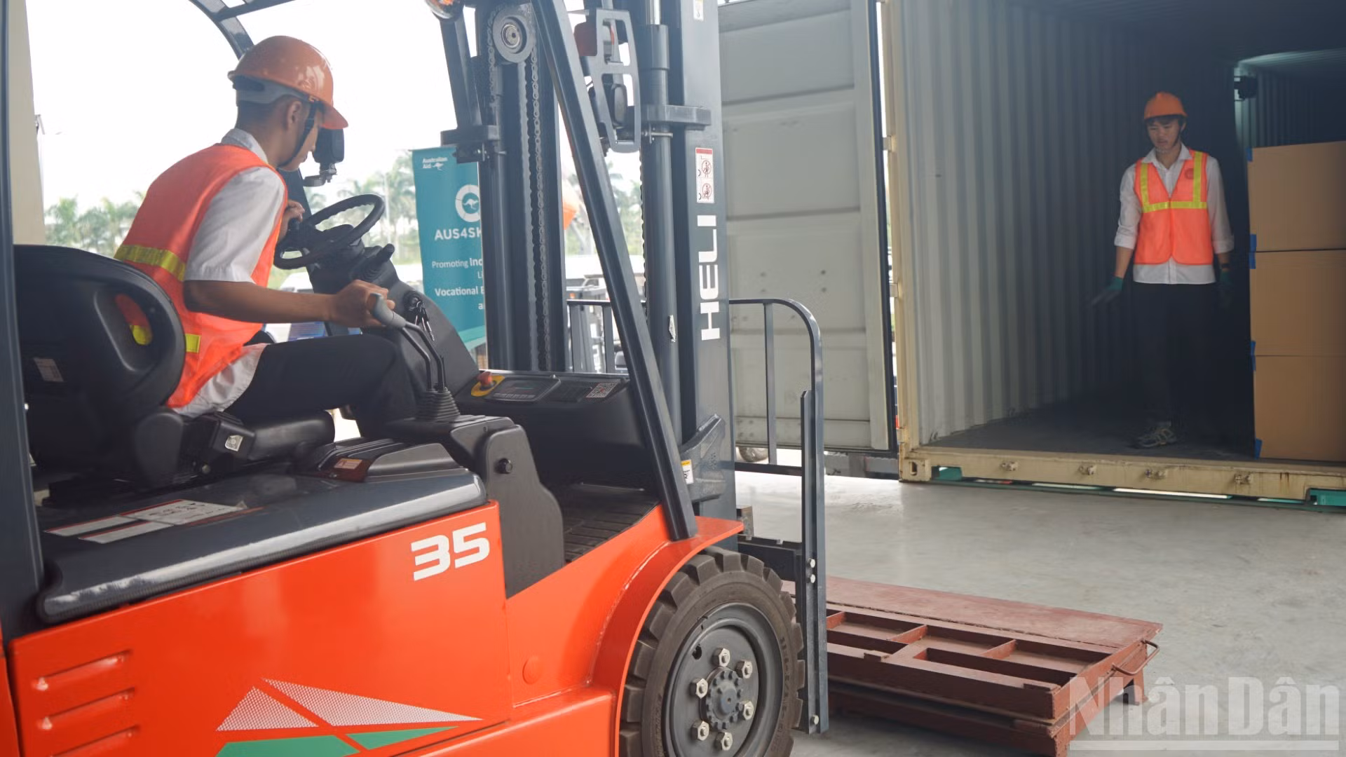 Sinh viên ngành logistics Trường Cao đẳng Hàng hải và Đường thủy 1 trong giờ thực hành mô phỏng. (Ảnh: TRUNG HƯNG)