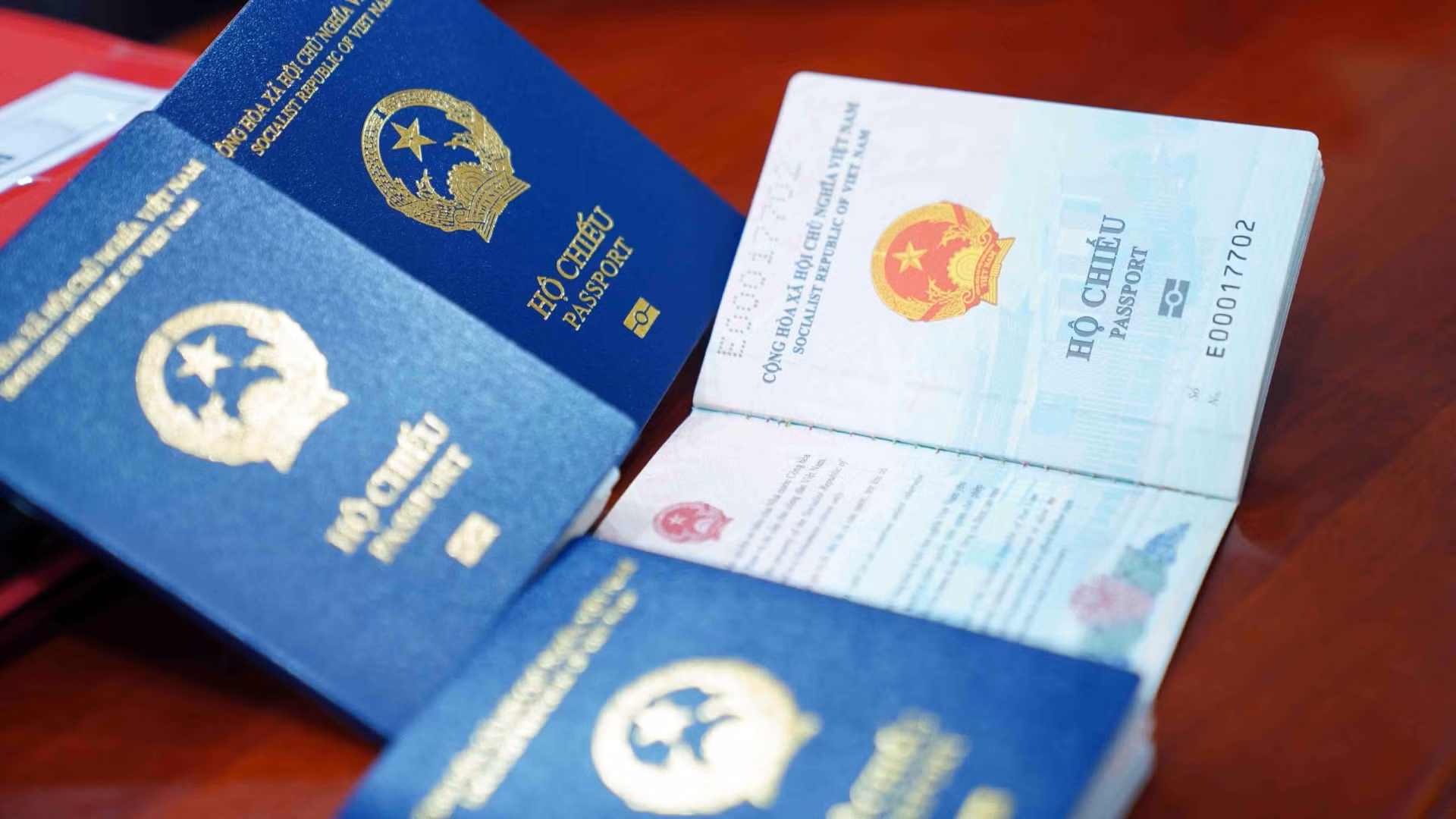 Luật Quốc tịch Việt Nam (sửa đổi, bổ sung năm 2025) là bước đi cụ thể trong chiến lược xây dựng cộng đồng người Việt toàn cầu gắn bó với Tổ quốc, đồng thời mở cánh cửa thu hút nguồn lực tri thức, sáng tạo và đầu tư quốc tế phục vụ sự nghiệp phát triển đất nước trong kỷ nguyên hội nhập. (Ảnh: TTXVN)