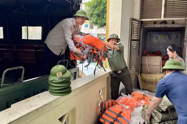 Công an tỉnh Ninh Bình chuẩn bị các thiết bị, vật tư sẵn sàng phòng chống, ứng phó với bão số 9.
