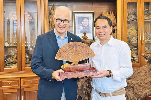 Ông Nguyễn Văn Tưởng đón tiếp ông Mark Kennedy - Giám đốc Viện Cạnh tranh Chiến lược - Trung tâm Wilson (Wilson Center) thuộc Quốc hội Mỹ đến thăm và làm việc với Công ty Trầm hương Khánh Hòa.