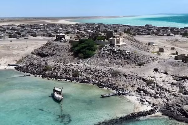 Cảnh tàn phá do xung đột tại khu vực ven biển thuộc huyện Dhubab, tỉnh Taiz, Yemen. (Ảnh: THX/TTXVN phát)