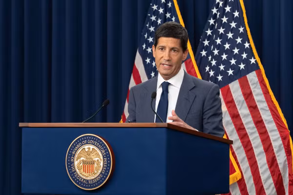 Chủ tịch FED, ông Kevin Warsh trong cuộc họp báo công bố quyết định về lãi suất tại Washington DC., ngày 28/10/2026. (Ảnh: THX/TTXVN phát)
