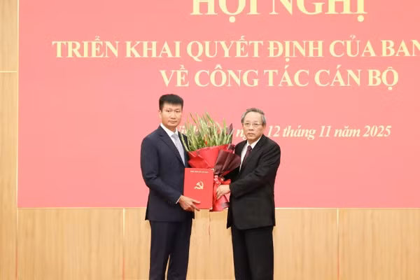 Đồng chí Hoàng Đăng Quang, Ủy viên Trung ương Đảng, Phó Trưởng ban Thường trực Ban Tổ chức Trung ương, trao quyết định cho đồng chí Trần Huy Tuấn giữ chức Phó Bí thư Tỉnh ủy Ninh Bình.