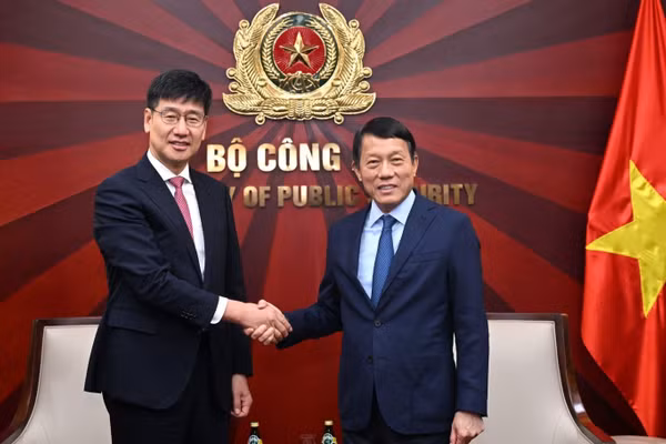 Bộ trưởng Lương Tam Quang và Tổng Giám đốc Samsung Việt Nam Na Ki Hong. (Nguồn: bocongan.gov.vn)