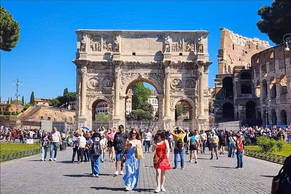 Khu vực Khải hoàn môn Constantine cạnh Đấu trường Colosseum. (Nguồn: TTXVN)