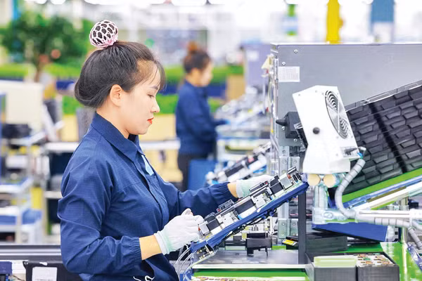 Dây chuyền sản xuất tại Nhà máy Samsung Electronics, Khu công nghiệp Yên Phong, thành phố Bắc Ninh. (Ảnh HOÀNG PHƯƠNG)