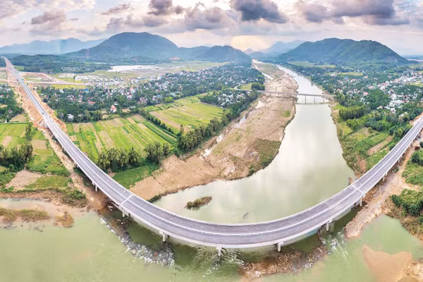 Một đoạn tuyến thuộc dự án đường cao tốc bắc-nam vừa hoàn thành, đưa vào khai thác.