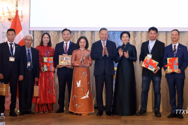 Tổng Bí thư , Chủ tịch nước Tô Lâm và Phu nhân Ngô Phương Ly tặng quà và sách Tiếng Việt cho cộng đồng người Việt Nam. (Ảnh: Thống Nhất/TTXVN)