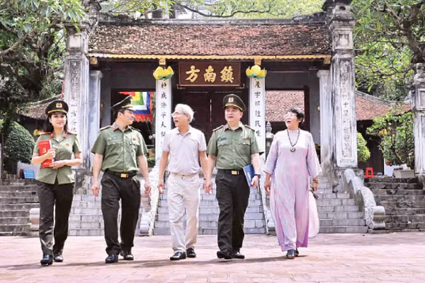 Công an phường Văn Miếu-Quốc Tử Giám (Thành phố Hà Nội) tuyên truyền, phổ biến pháp luật và đồng hành cùng người dân. (Ảnh: TRẦN HẢI)
