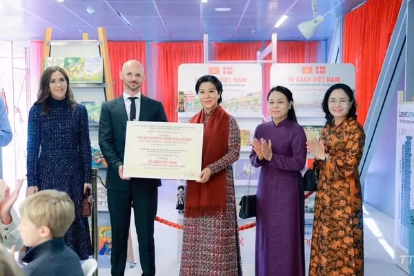 Bà Ngô Phương Ly, Phu nhân Tổng Bí thư, Chủ tịch nước trao tượng trưng “Tủ sách Việt Nam” tặng thư viện BIBLIOTEKET Rentemestervej. (Ảnh: TTXVN)
