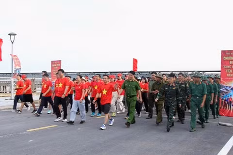 Đặc khu Cô Tô hưởng ứng Chương trình đi bộ “Cùng Việt Nam tiến bước” năm 2026. (Ảnh: Quang Thọ)
