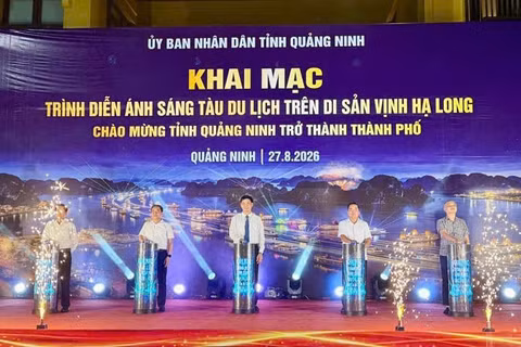 Các đại biểu ấn nút khai mạc chương trình trình diễn ánh sáng tàu du lịch trên Vịnh Hạ Long. (Ảnh: QUANG THỌ)