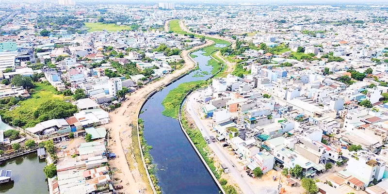Dự án cải tạo và chỉnh trang tuyến kênh Tham Lương-Bến Cát-rạch Nước Lên dài 64 km đang thi công và dự kiến hoàn thành trong năm nay.