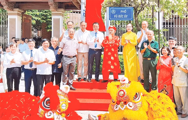 Lễ gắn biển phố Vũ Đức Úy tại phường Thanh Liệt.