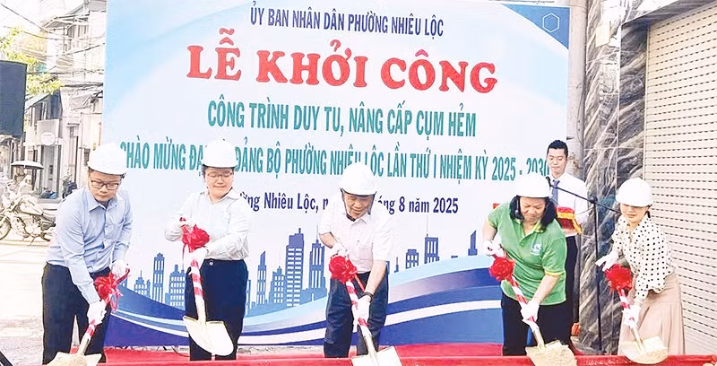 Lãnh đạo phường Nhiêu Lộc thực hiện nghi thức khởi công một công trình nâng cấp cụm hẻm trên địa bàn.