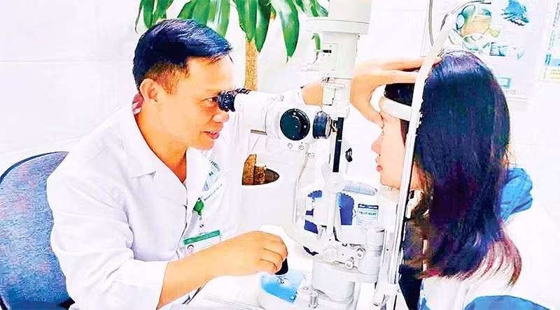 Khám phát hiện sớm các bệnh về mắt cho học sinh tại Bệnh viện Mắt Hải Phòng.