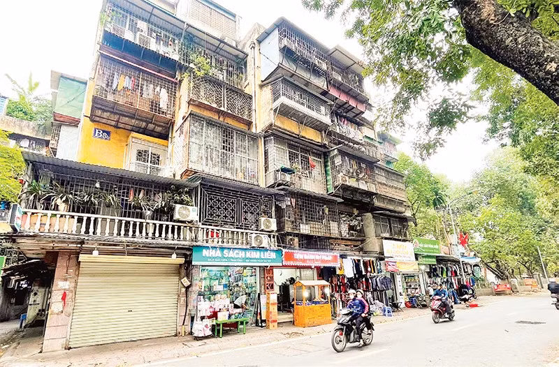 Nhiều chung cư cũ ở Hà Nội sau hàng chục năm sử dụng đã xuống cấp, ảnh hưởng mỹ quan đô thị.
