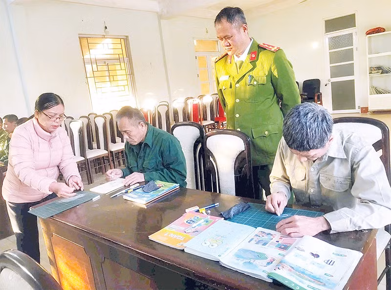 Học viên tại Cơ sở cai nghiện ma túy tỉnh Lạng Sơn được giáo viên Trường tiểu học xã Tân Đoàn dạy bổ túc văn hóa, xóa mù chữ.