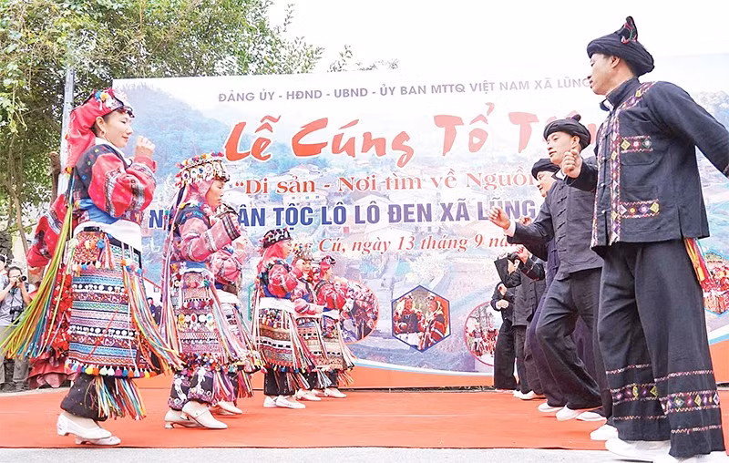 Sau nghi lễ cúng tổ tiên sẽ là các điệu múa truyền thống do những chàng trai, cô gái thôn Lô Lô Chải thực hiện.