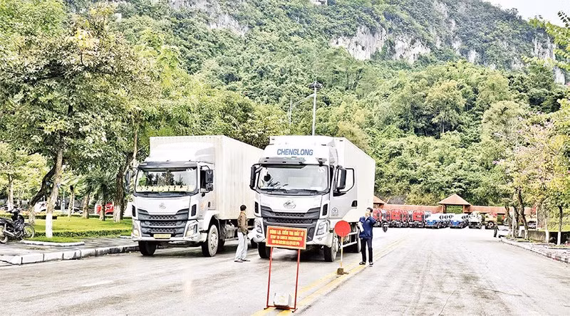 Các lực lượng kiểm tra phương tiện qua Cửa khẩu quốc tế Hữu Nghị (Lạng Sơn).