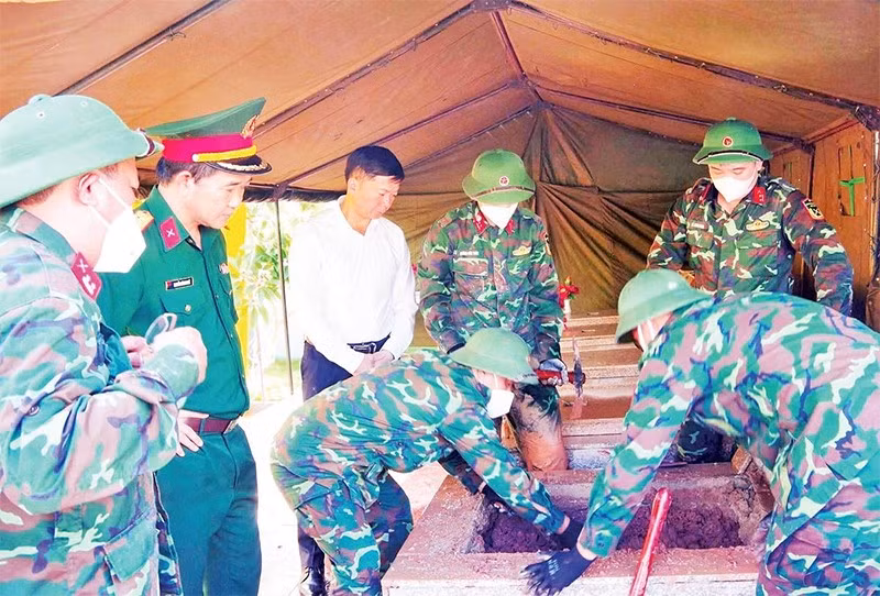 Lực lượng quân sự khai quật mộ phần tại Nghĩa trang liệt sĩ Đình Lập để tiến hành lấy mẫu (Ảnh DƯƠNG NGUYÊN)