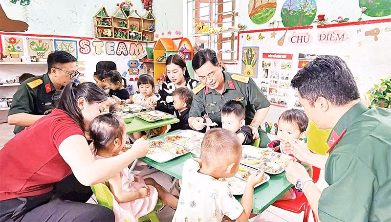 Đoàn Kinh tế-Quốc phòng 313 thực hiện chương trình “Ngày thứ năm chia sẻ yêu thương” tại Trường mầm non xã biên giới Thanh Thủy, tỉnh Tuyên Quang (Ảnh ĐỨC THẮNG)