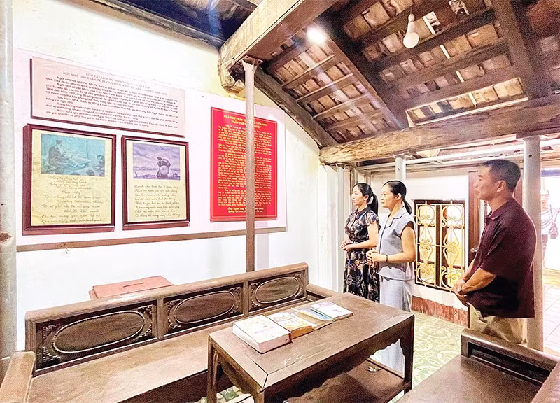 Nhà lưu niệm thơ Tú Xương, điểm tham quan hấp dẫn của du khách và người dân địa phương.