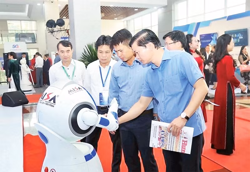 Các đại biểu trải nghiệm hoạt động của robot do Tập đoàn Viễn thông quân đội Viettel phát triển tại Diễn đàn khoa học-công nghệ, đổi mới sáng tạo và chuyển đổi số tỉnh Hưng Yên.