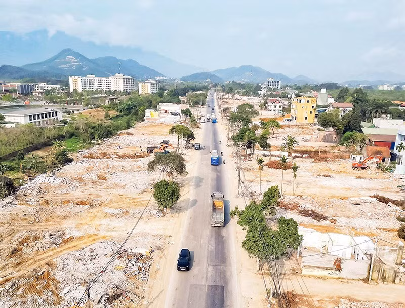 Dự án đường cao tốc Đại lộ Thăng Long (đoạn từ Quốc lộ 21 đến cao tốc Hà Nội- Hòa Bình) đang được đẩy nhanh tiến độ sau khi có mặt bằng (Ảnh DUY KHÁNH)