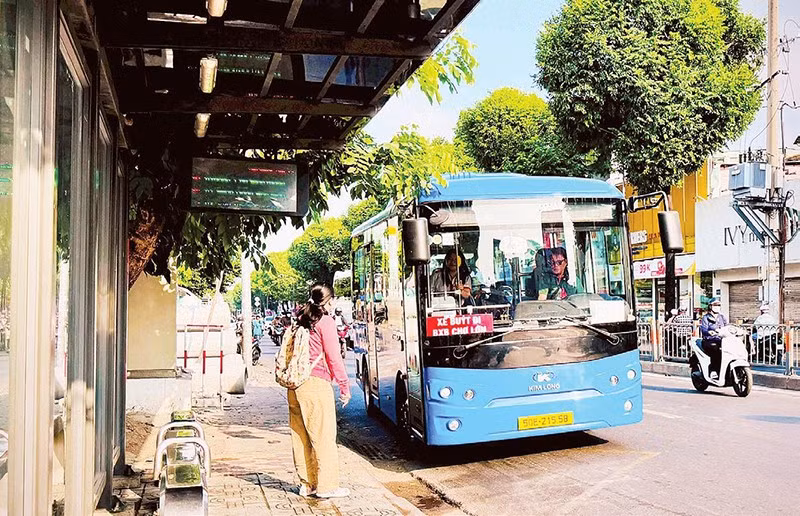 Trạm dừng xe buýt trên đường Quang Trung, phường Gò Vấp.
