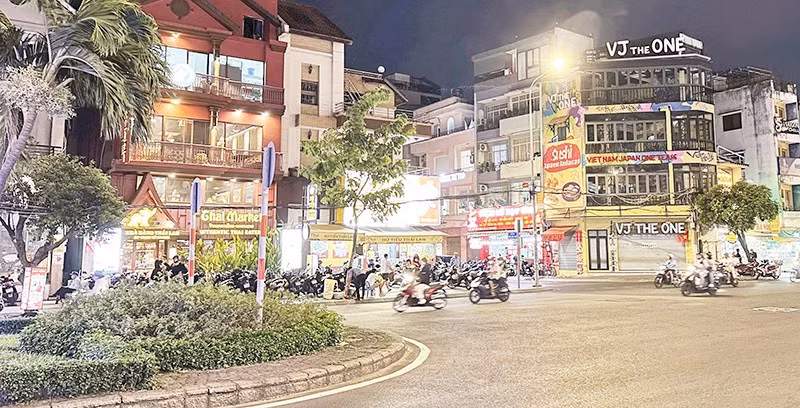 Một góc phố ẩm thực đêm Phan Xích Long (phường Cầu Kiệu).
