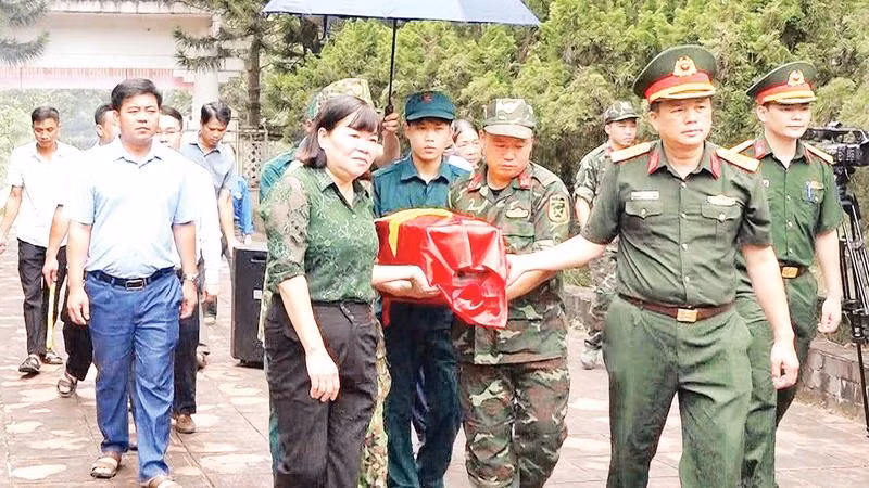 Lễ truy điệu và an táng hài cốt liệt sĩ Nguyễn Đức Vui tại nghĩa trang liệt sĩ Phục Hòa, tỉnh Cao Bằng.