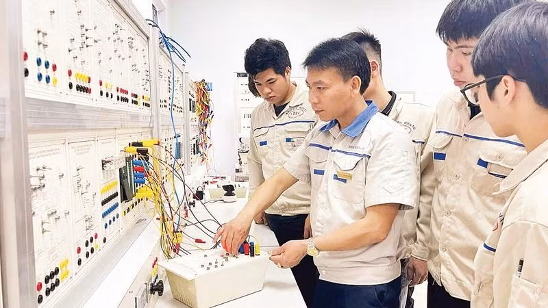 Sinh viên Khoa Điện-Điện tử, Trường cao đẳng Kỹ thuật-Công nghệ Vĩnh Phúc trong giờ thực hành.