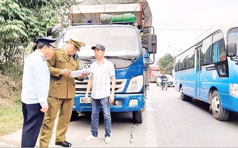 Lực lượng chức năng tăng cường kiểm tra hàng hóa lưu thông trên các tuyến giao thông trọng điểm.