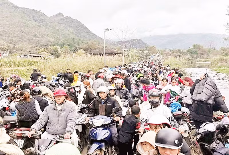 Tình trạng ùn ứ, ách tắc giao thông thường xuyên xảy ra tại các tuyến đường trên vùng cao nguyên đá Đồng Văn trong dịp cao điểm đón khách du lịch.
