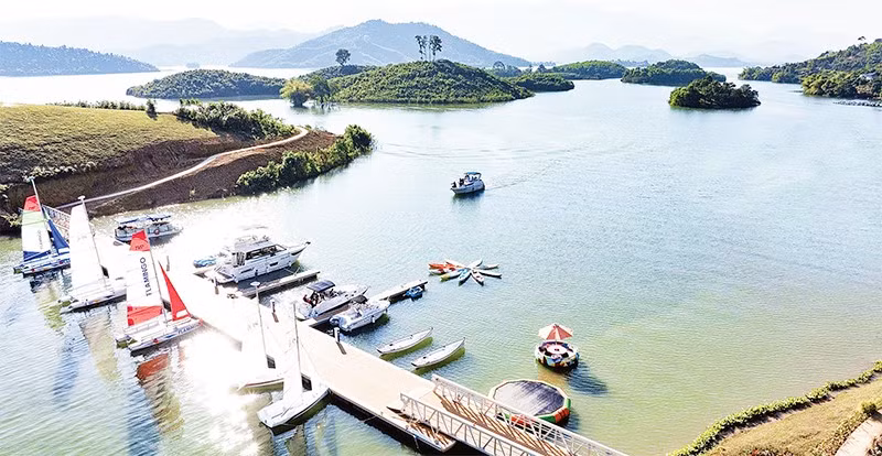 Bến du thuyền tại Flamingo Maison 108 đưa du khách trải nghiệm trên hồ, mở ra các hoạt động du ngoạn và khám phá cảnh quan hồ Núi Cốc.