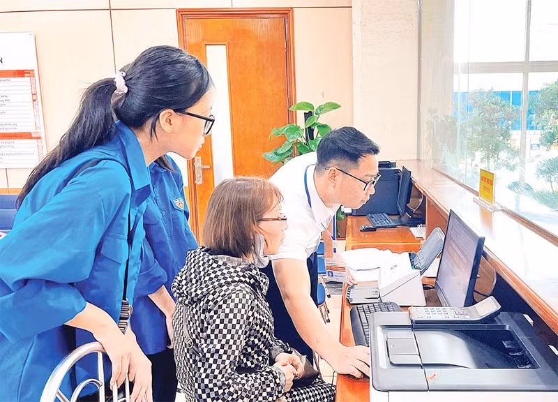 Tuổi trẻ phường Hải An (Hải Phòng) hỗ trợ người dân thực hiện dịch vụ công trên nền tảng công nghệ thông tin.
