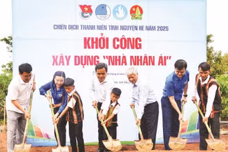 Đồng chí Đỗ Văn Chiến, Ủy viên Bộ Chính trị, Bí thư Trung ương Đảng, Chủ tịch Ủy ban Trung ương Mặt trận Tổ quốc Việt Nam dự lễ khởi công xây dựng “Nhà nhân ái” tặng hộ nghèo tại huyện Chư Păh, tỉnh Gia Lai. 