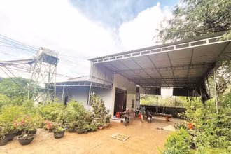 Ngôi nhà của gia đình ông Trịnh Xuân Nha ở thôn Quyết Thắng, thị trấn Ea Pốk chật chội, xuống cấp nhưng không được sửa chữa, xây mới khiến cuộc sống của gia đình ông hết sức khó khăn.
