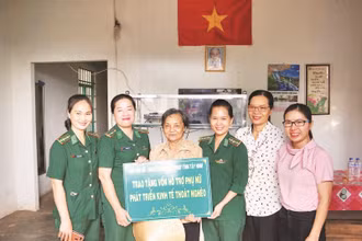 Phụ nữ Bộ đội Biên phòng tỉnh Tây Ninh hỗ trợ vốn giúp hội viên phụ nữ nghèo phát triển kinh tế.